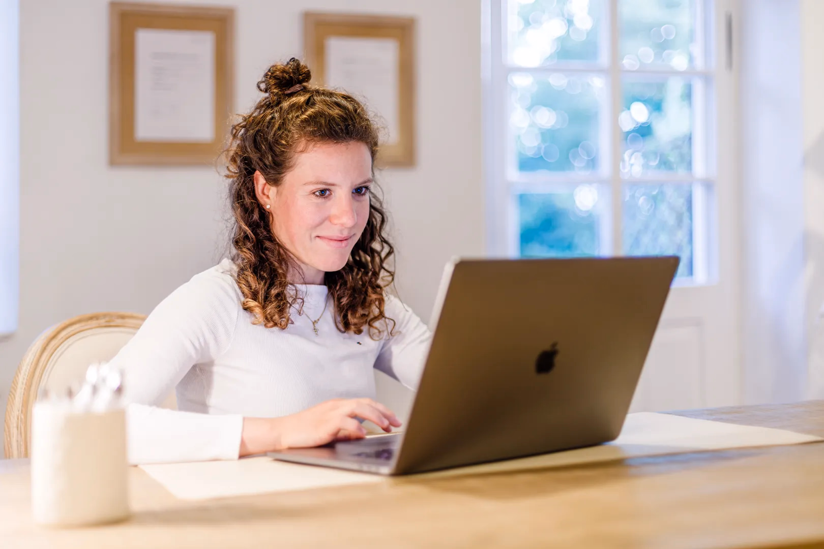 Sophia arbeitet am Laptop